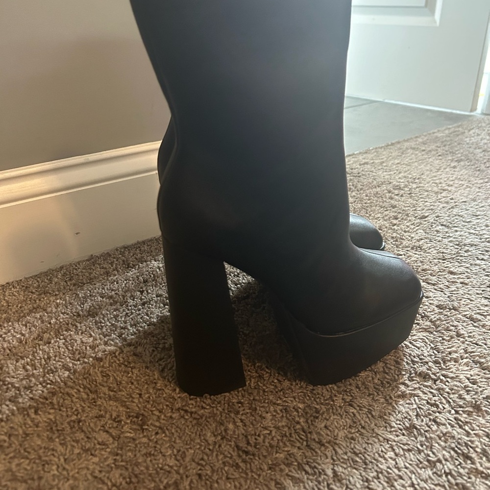 Pretty little things black boot